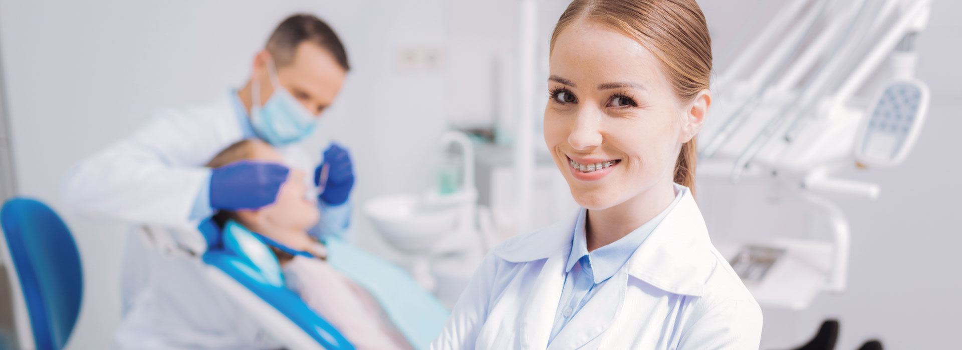 Asystentka stomatologiczna – czy warto? Sprawdź zarobki, edukację i realia tego zawodu w 2025 roku