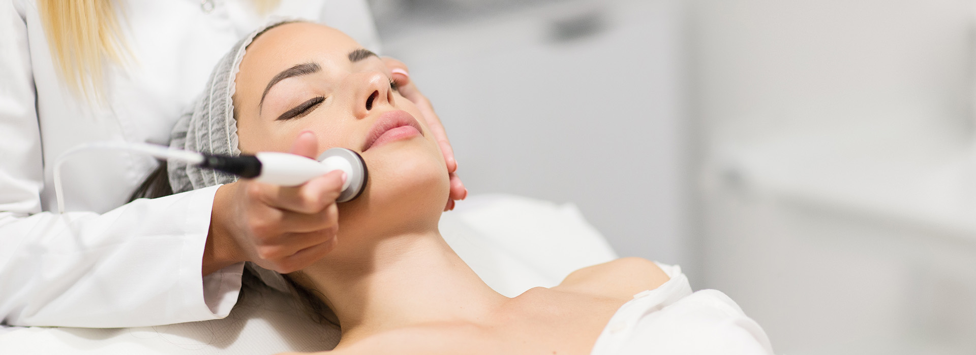 Ile zarabia kosmetyczka w 2026 roku? Zarobki po technikum usług kosmetycznych