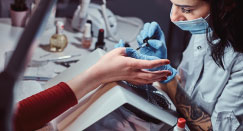 Ile zarabia stylistka paznokci?