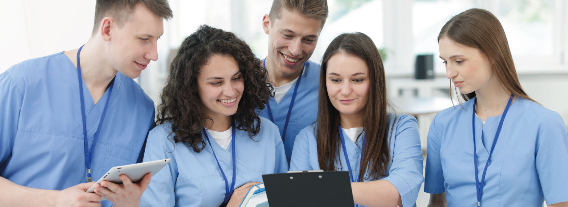 Jak zacząć pracę w branży medycznej bez studiów lekarskich?