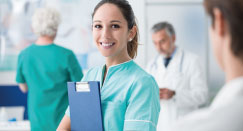 Jak zacząć pracę w branży medycznej bez studiów lekarskich?