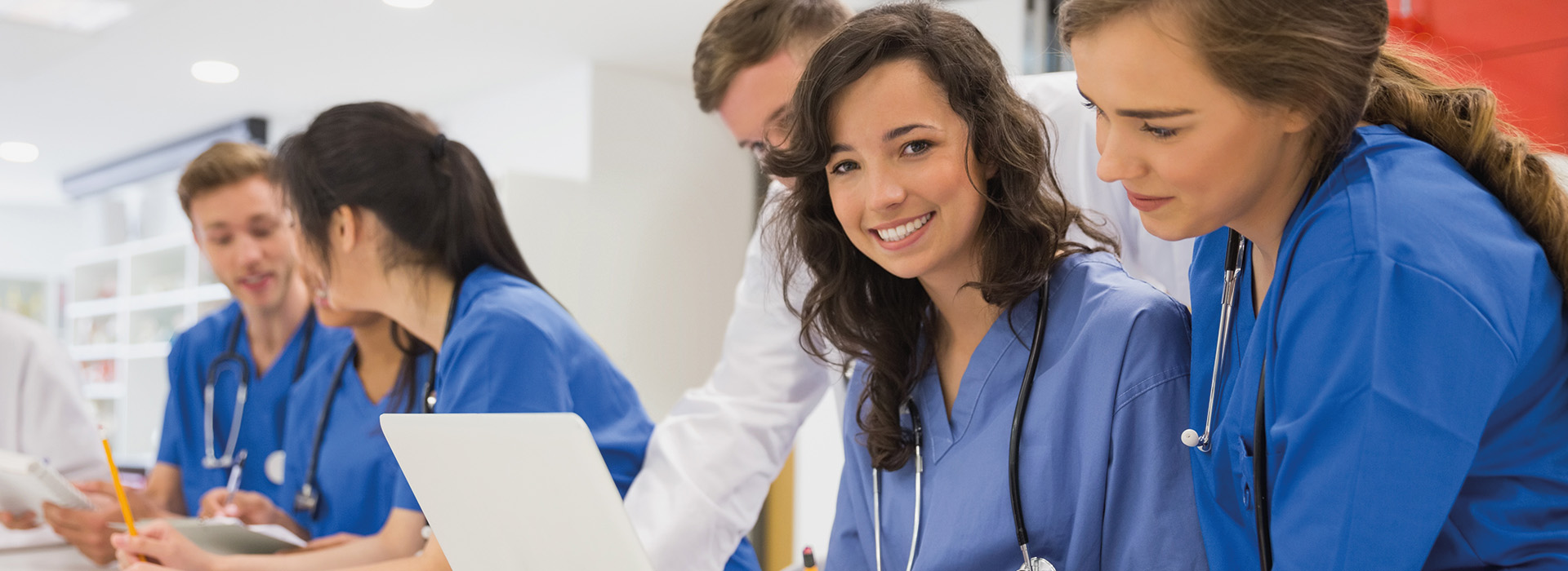 Kto kształci się w zawodach medycznych? Najpopularniejsze kierunki i profil słuchaczy