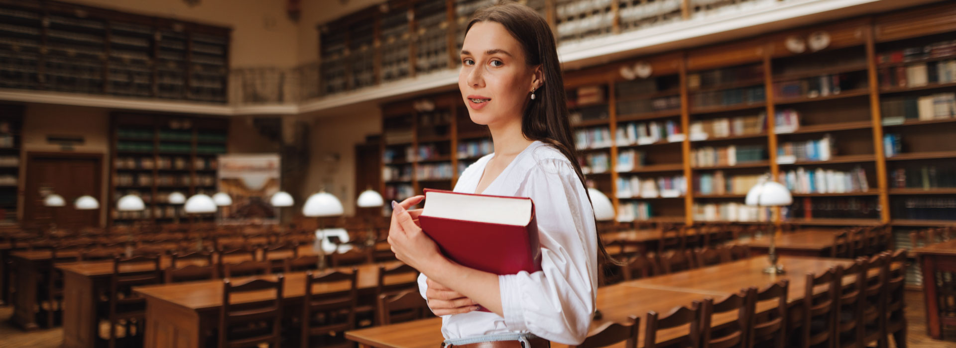 Czy warto zostać technikiem archiwistą? Zarobki, realia pracy i edukacji w szkole policealnej