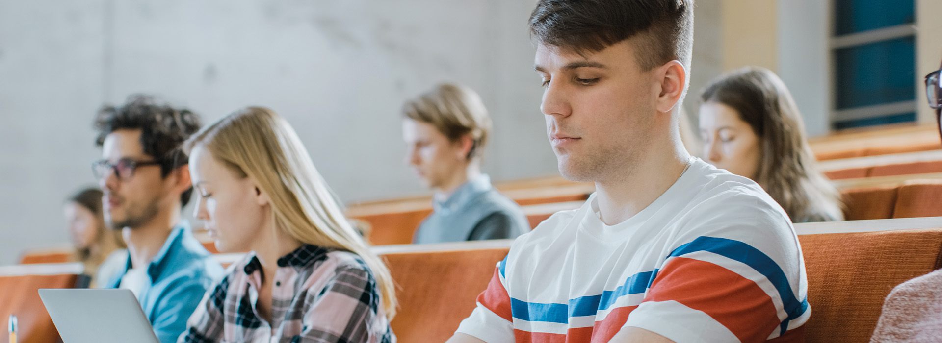 Czy warto iść do szkoły policealnej po 30-stce? Korzyści i perspektywy przekwalifikowania