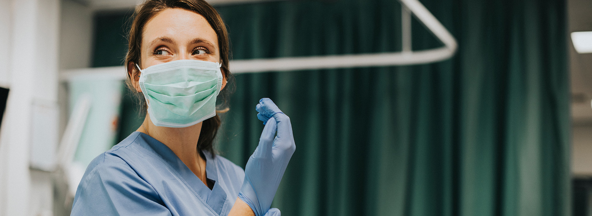 Bezpieczna przyszłość w 1,5 roku. Jak zdobyć zawód opiekuna medycznego?