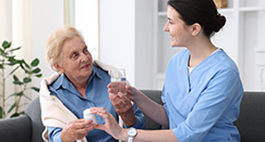 Bezpieczna przyszłość w 1,5 roku. Jak zdobyć zawód opiekuna medycznego?