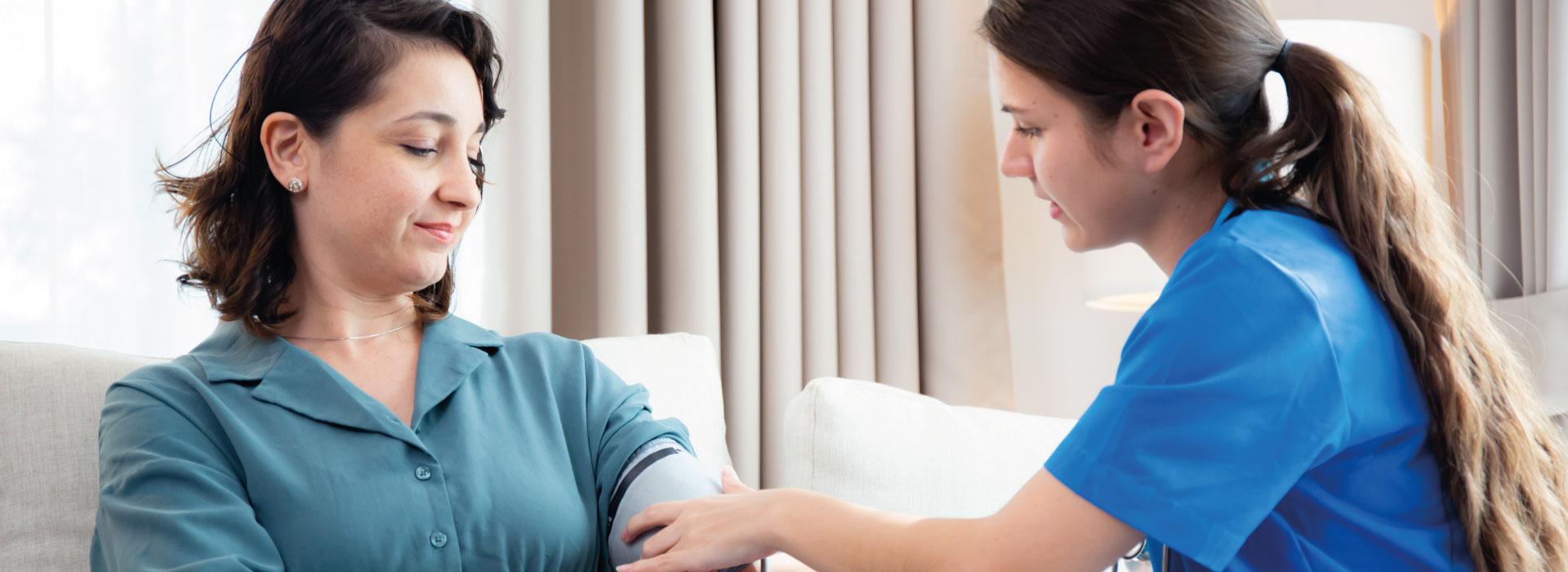 Jak zostać opiekunem medycznym – droga do zawodu i rozwój kariery