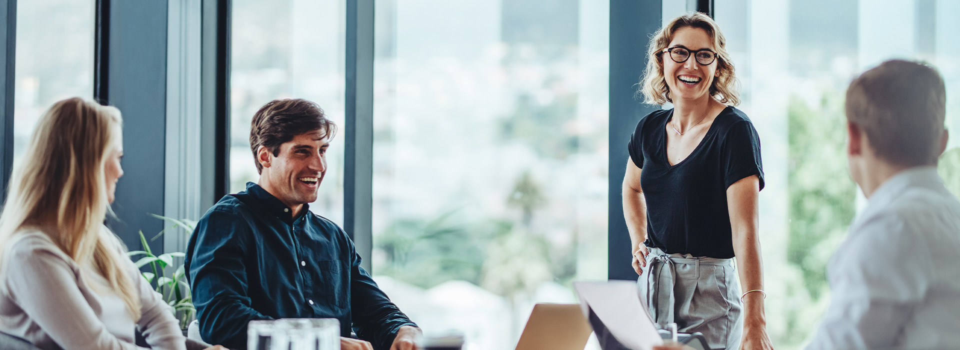 Własna działalność czy etat – co się bardziej opłaca?