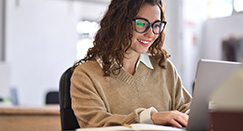 Własna działalność czy etat – co się bardziej opłaca?