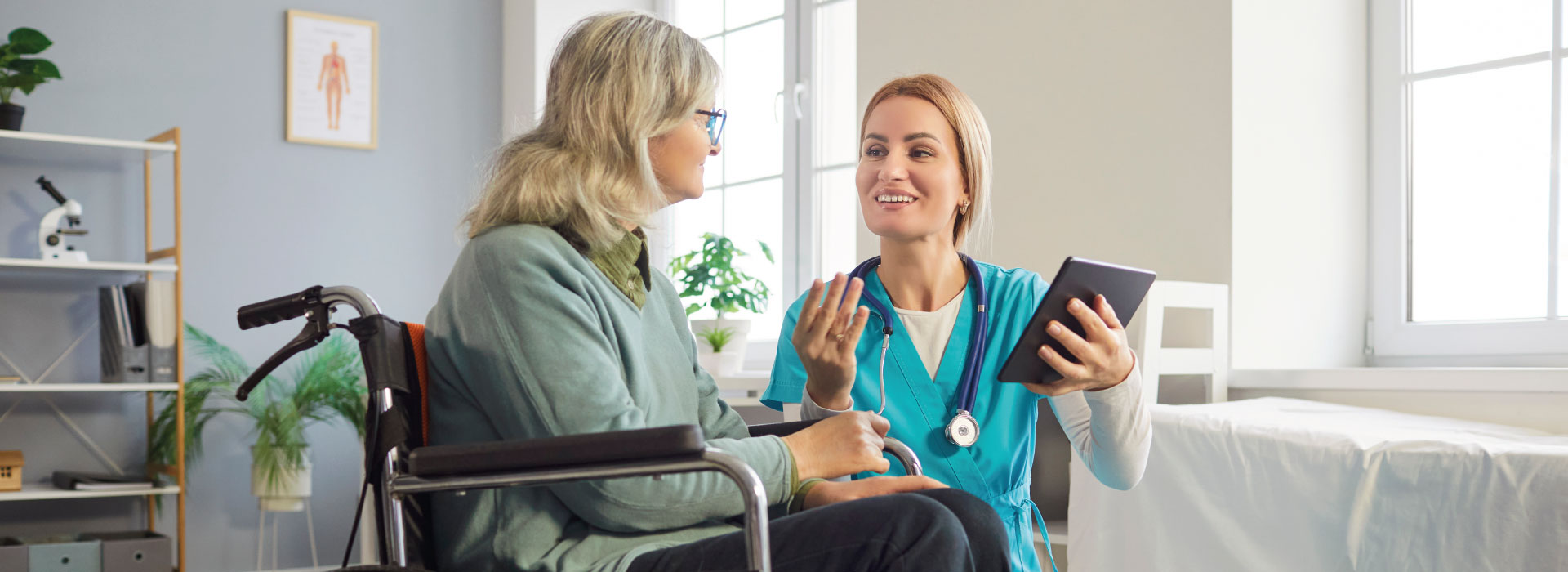 Co robi asystent osoby niepełnosprawnej i jak nim zostać? Poznaj zawód z misją i sercem