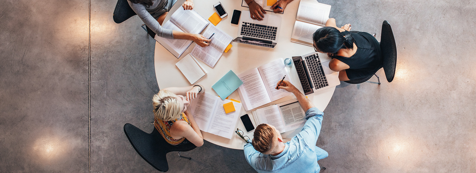 Jak zdać egzamin zawodowy za pierwszym razem? Praktyczne wskazówki dla słuchaczy szkół policealnych