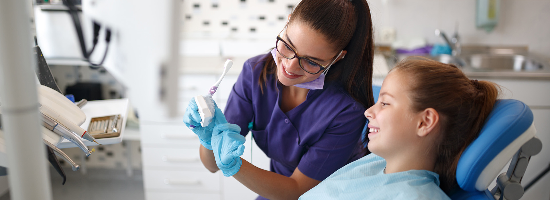 Asystentka stomatologiczna bez matury - czy to możliwe? Przewodnik po pracy i zarobkach