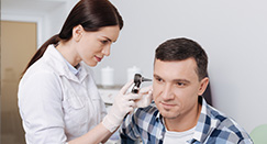 Protetyk słuchu – zawód z przyszłością czy niszowa specjalizacja? Dlaczego warto wybrać ten kierunek