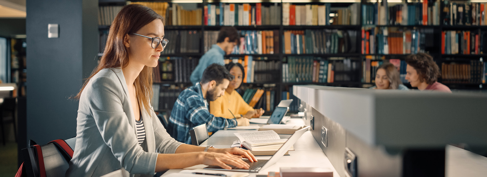 Jak wygląda nauka w trybie zaocznym w szkole policealnej? Wady, zalety i różnice