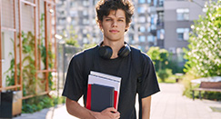 Jak wygląda nauka w trybie zaocznym w szkole policealnej? Wady, zalety i różnice