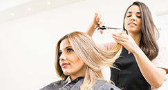 Własny salon w rok? Jak szybko opanować fryzjerstwo i rozpocząć działalność po kursie zawodowym