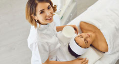 Czy warto kształcić się w kierunku technika usług kosmetycznych? Odpowiedź brzmi ZDECYDOWANIE TAK!