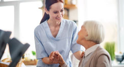 Ile zarabia opiekun w domu pomocy społecznej? Zobacz, czy warto pracować w DPS