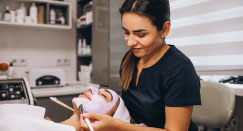 Branża beauty - czy warto na nią postawić i jak zacząć w niej pracę?