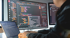 Kwalifikacyjne Kursy Zawodowe dla dorosłych – jak zostać technikiem programistą?